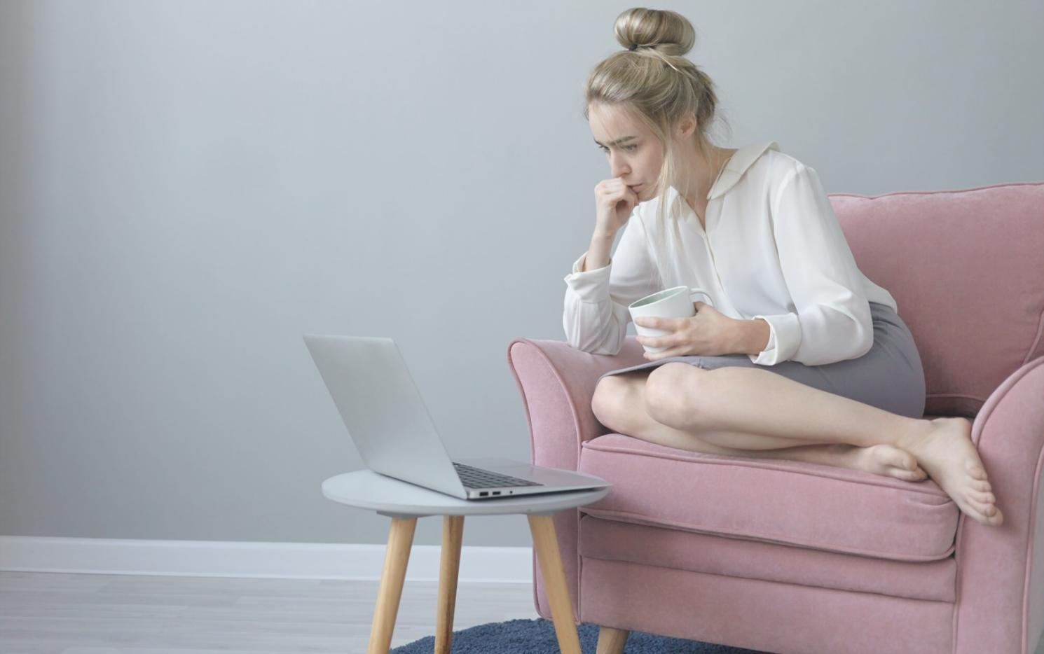 Équipe de conseillers financiers dynamicora examinant des documents de garantie